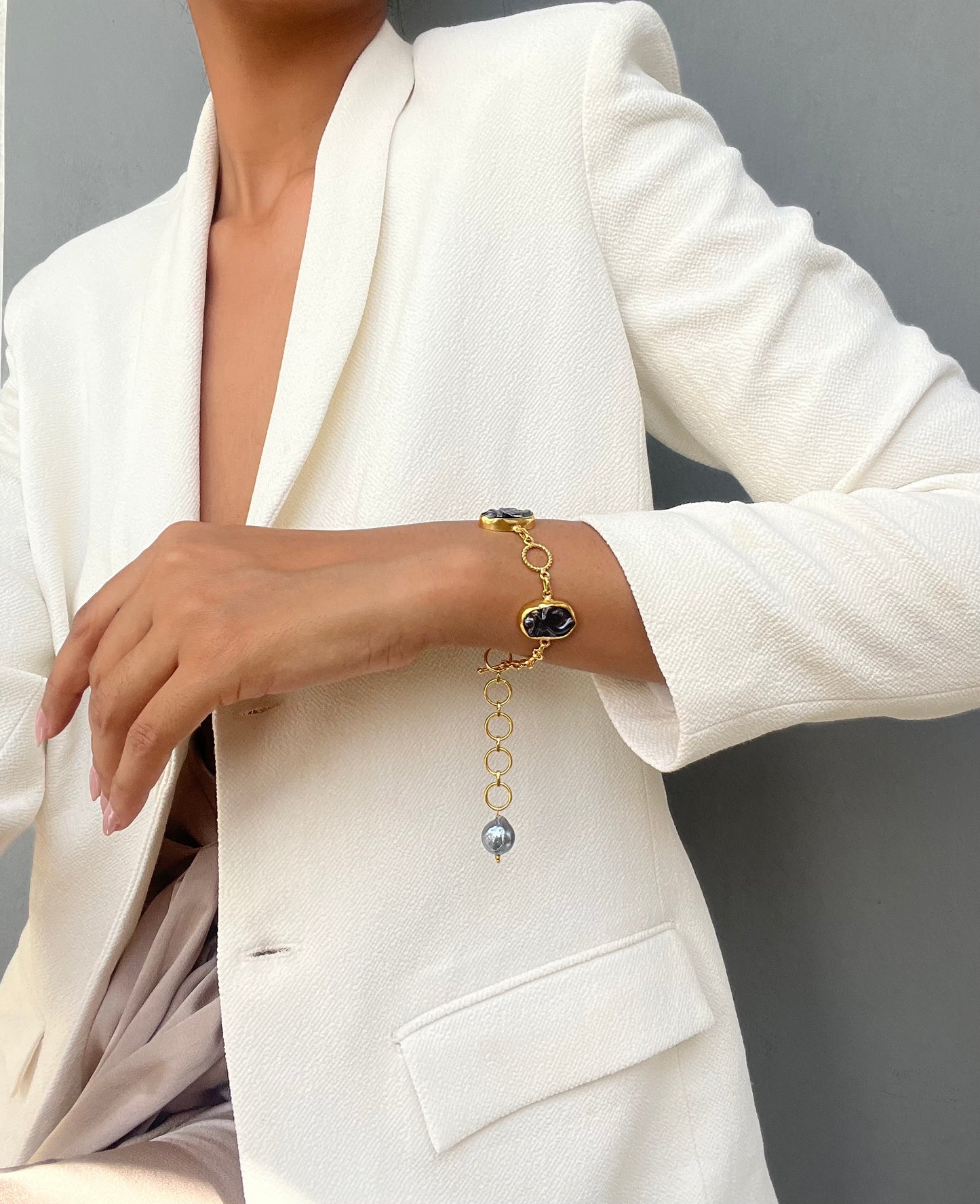 Baroque-studded bracelet – Grey